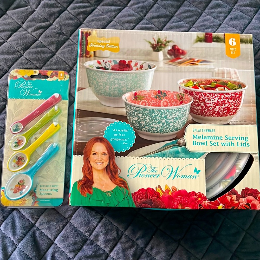 Pioneer Woman serving bowls and set of measuring spoons